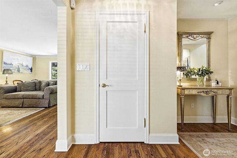 4th image of 1637 Broadmoor Drive E