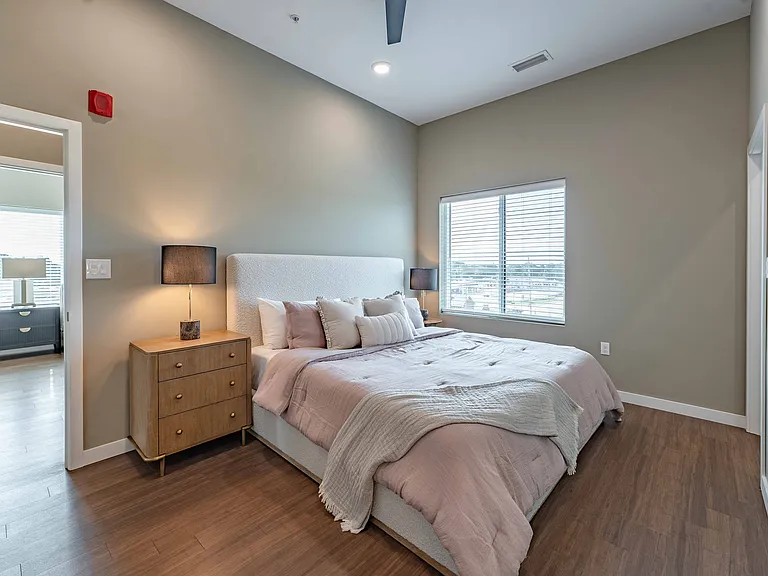 1364 E Battlefield Rd — Photo 150