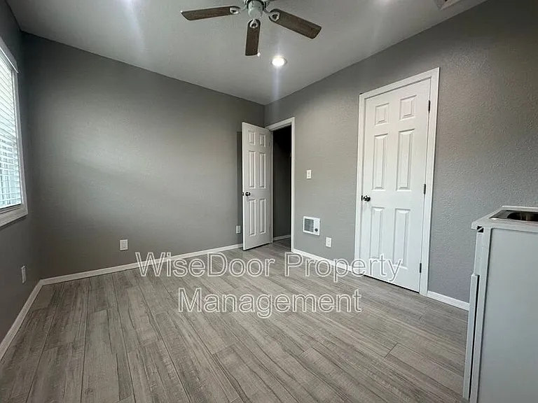2752 E 58th St #B — Photo 8