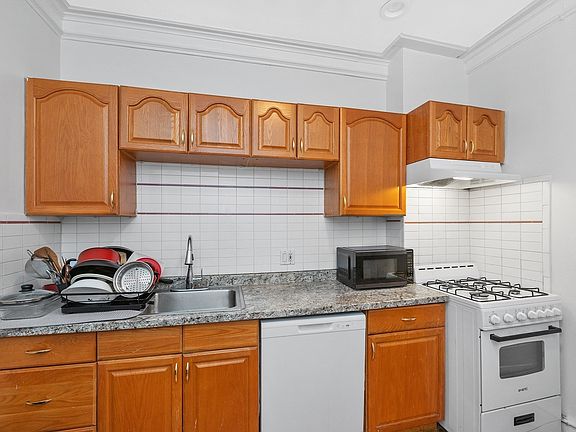 5th image of 21 Park Vale Ave APT 2
