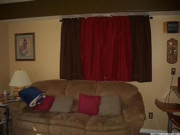 2nd image of 926 E Grape Ivy Way