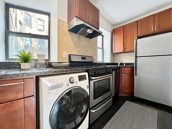3rd image of 206 W 109th St APT 2
