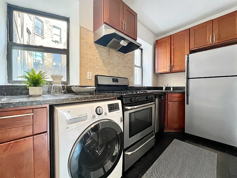 211 W 109th St #1A — Photo 4