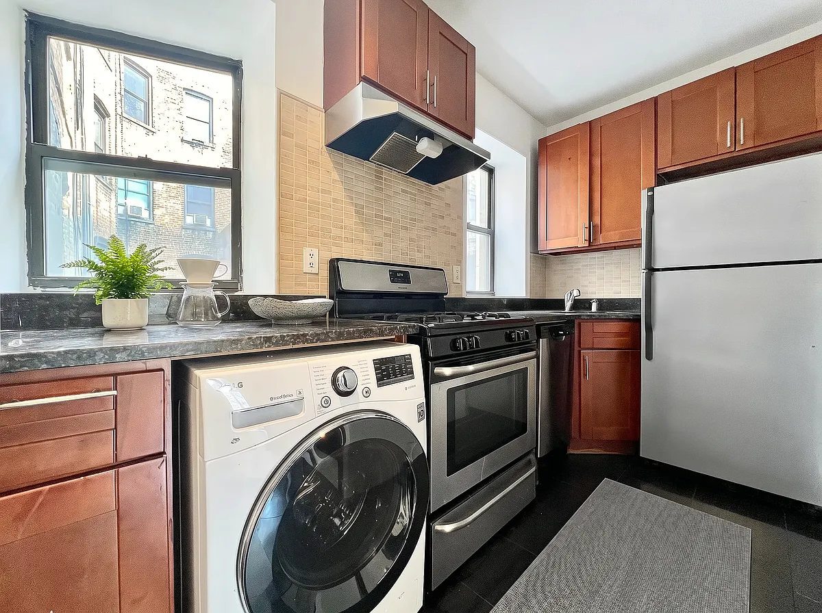 Building Photo - 209 W 109th St #5W