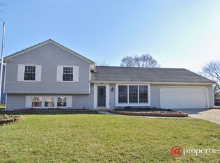 12 Beau Meade Rd, Oswego, IL 60543