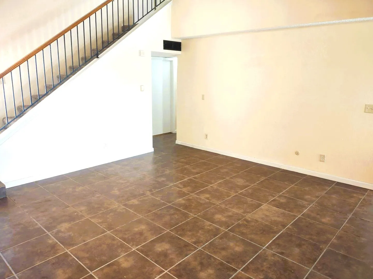 Great Two Story Eastside Townhome With Refrigerated Air Located In Quiet Well Established Neighbo... — Photo 4