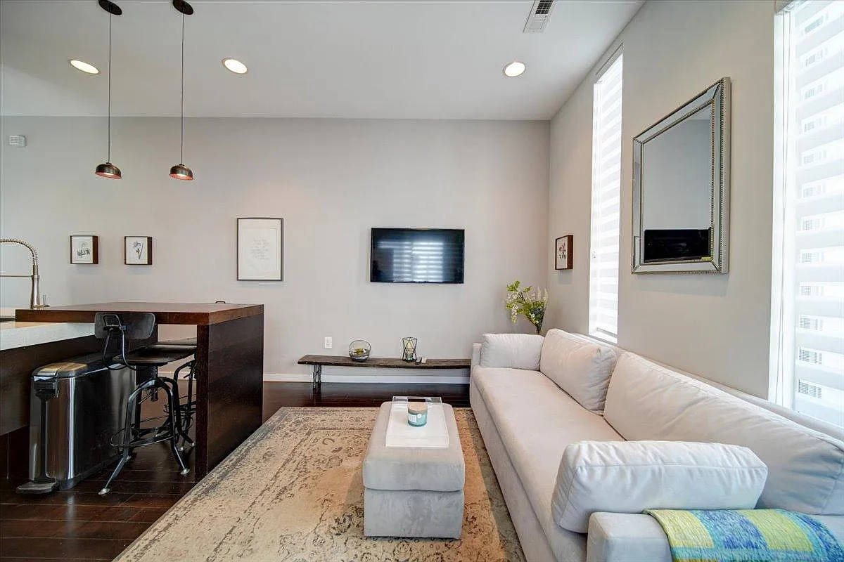 1 bed, 1.5 bath, 1175 sqft, $3,400 — Photo 2