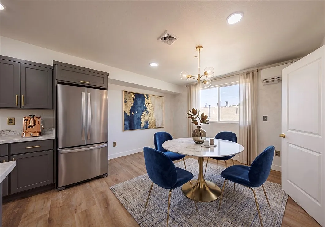 4 bed, 3.5 bath, 1900 sqft, $4,370 — Photo 3