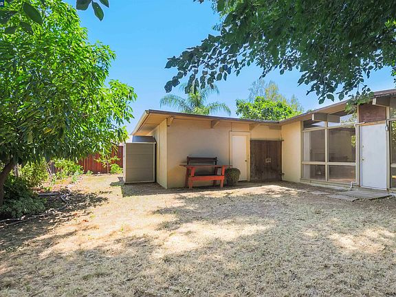 5th image of 210 Riley Dr