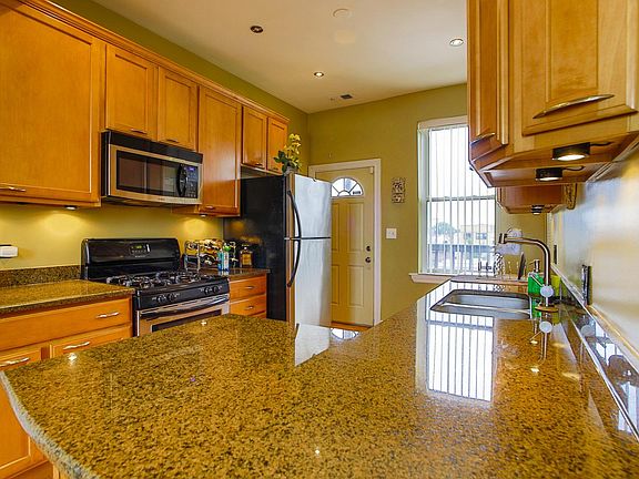 3rd image of 2403 N Hamlin Ave #3S