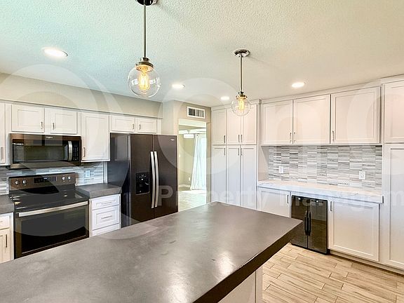 5th image of 827 N 86th Way