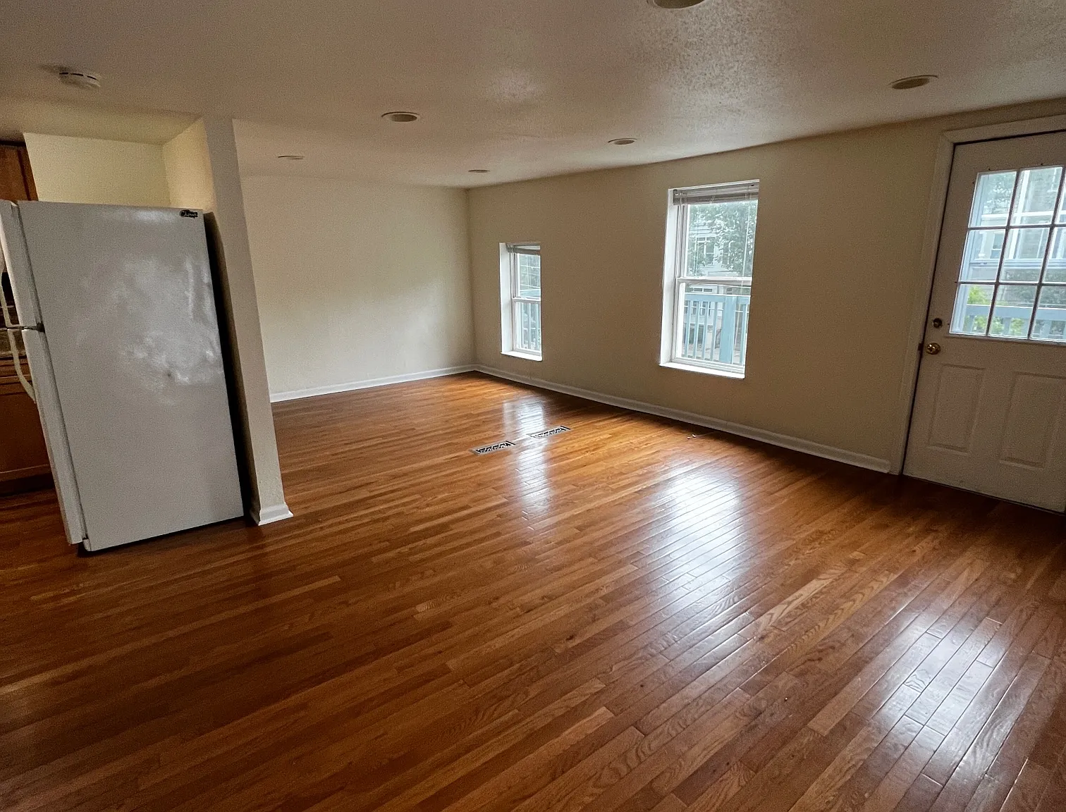 3 bed, 1200 sqft, $1,700 — Photo 1
