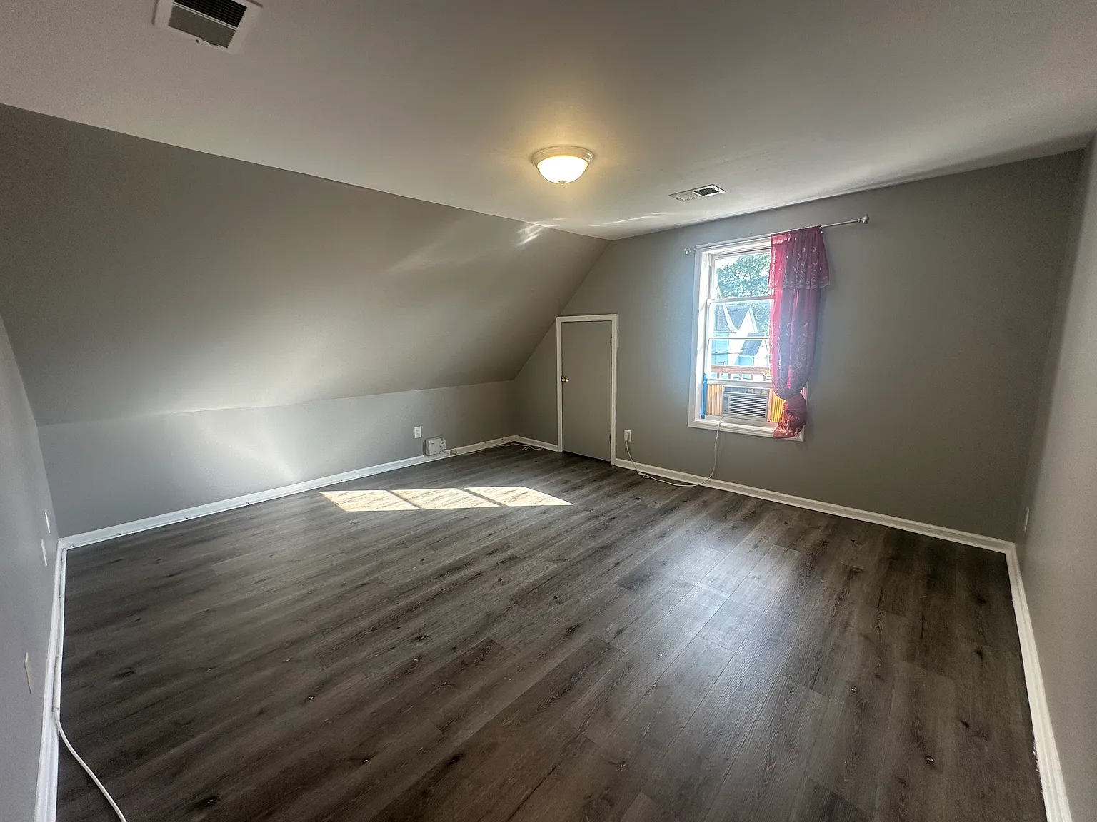 3 bed, 950 sqft, $2,300 — Photo 3