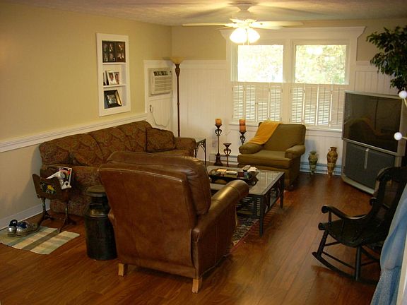 Open livingroom and kitchen
