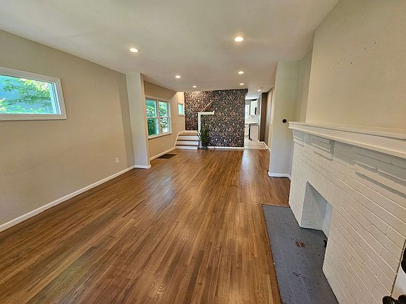 3rd image of 870 Northwest Blvd