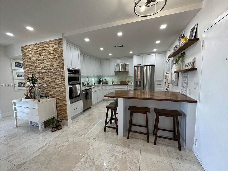 1st image of 575 Crandon Blvd APT 613