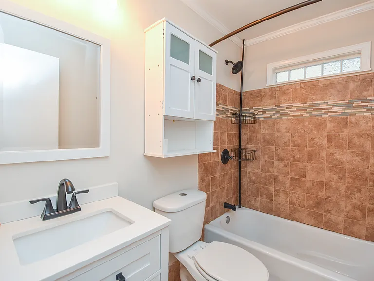 Shared secondary bath