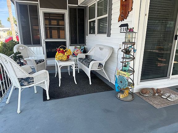 Inviting front porch!