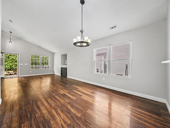 5th image of 157 Feathertip Ln