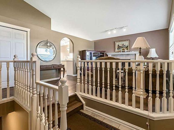 3rd image of 541 Diamond Cres SE