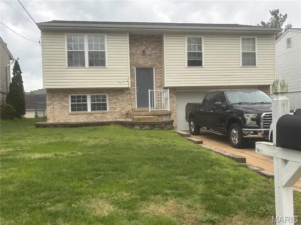 241 Green Jade Estates Dr, Fenton, MO 63026