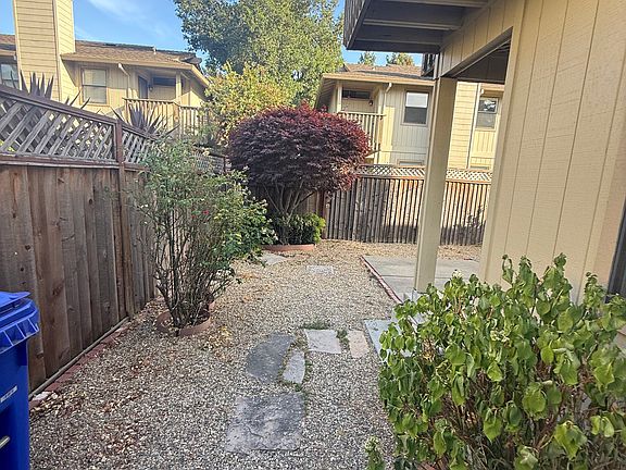 3rd image of 3232 Villa Ln