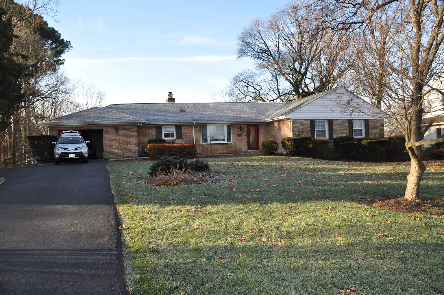 4113 Queen Mary Dr photo 1