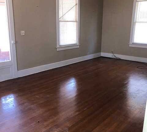 4th image of 920 E Gum St