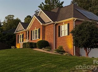 1463 Brookstone Dr, Hickory, NC 28602