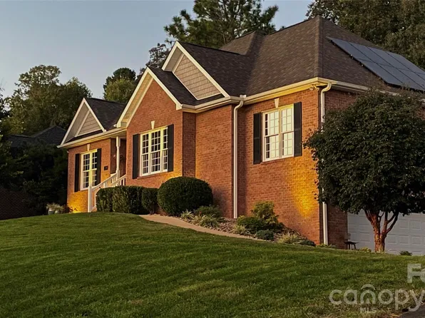 1463 Brookstone Dr, Hickory, NC 28602
