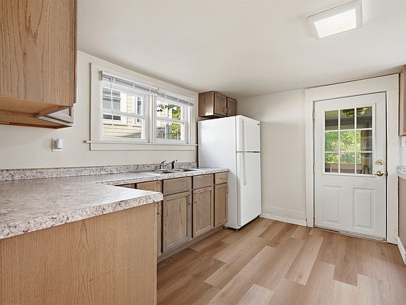 4th image of 495 Clark St