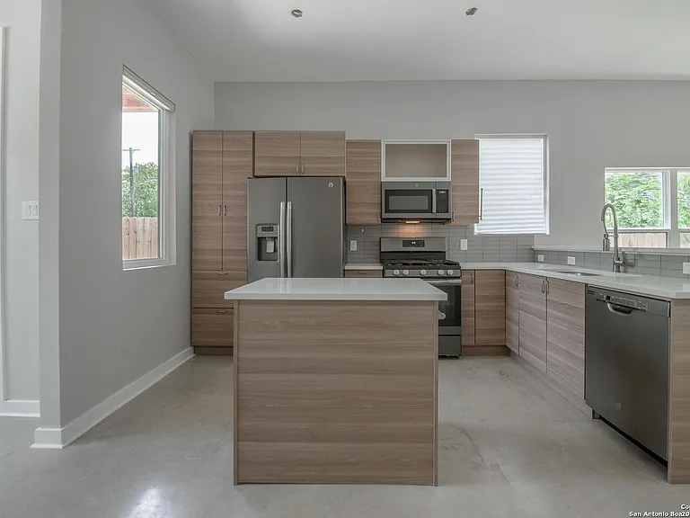 817 Potomac — Photo 11