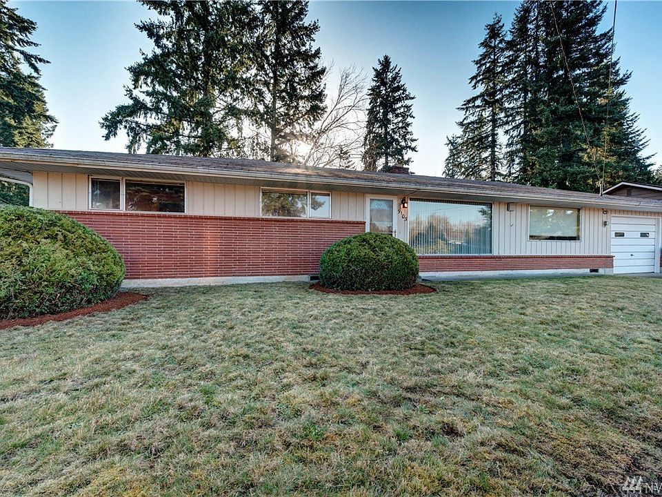 Welcome to this well maintained rambler with three bedrooms, 1.5 baths in the lovely neighborhood of Eastmont. 