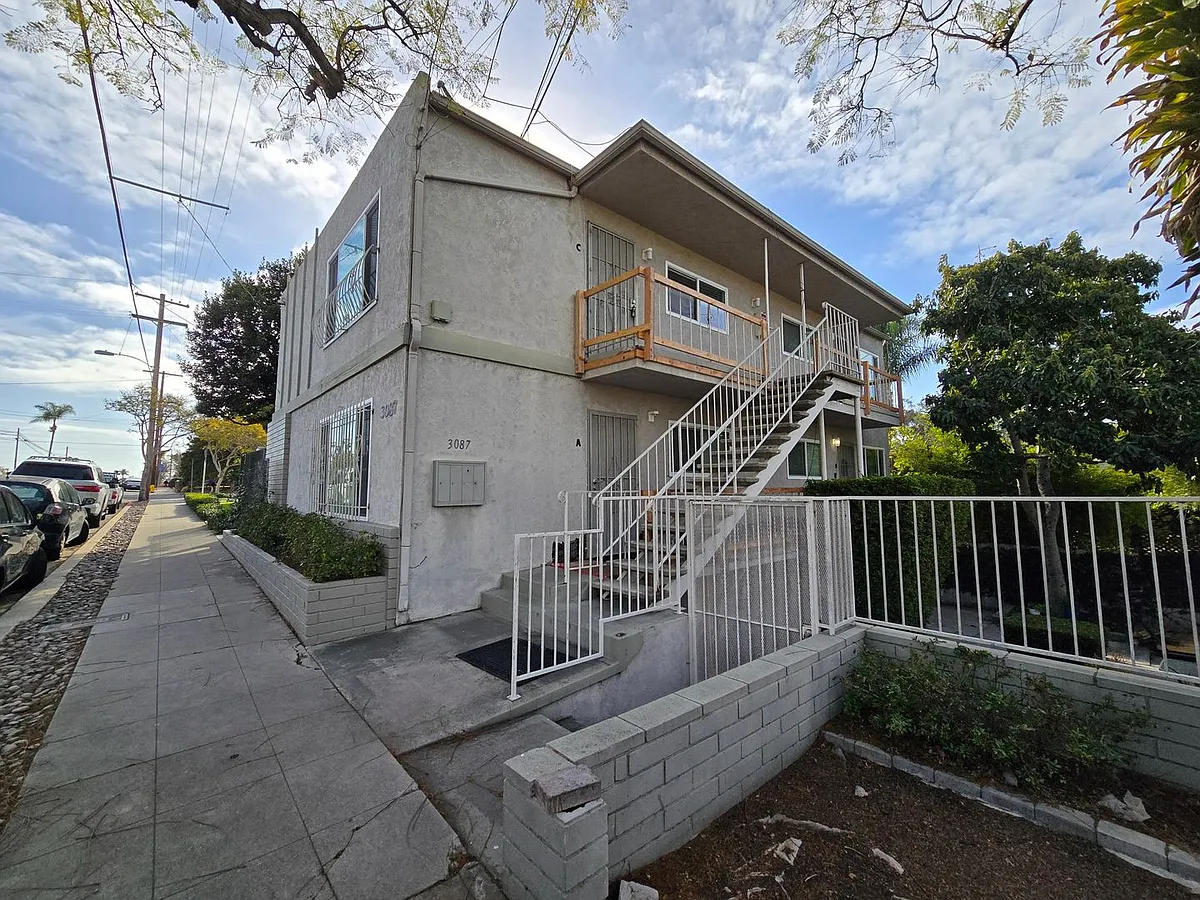 Building Photo - Thorn St. 3087-89
