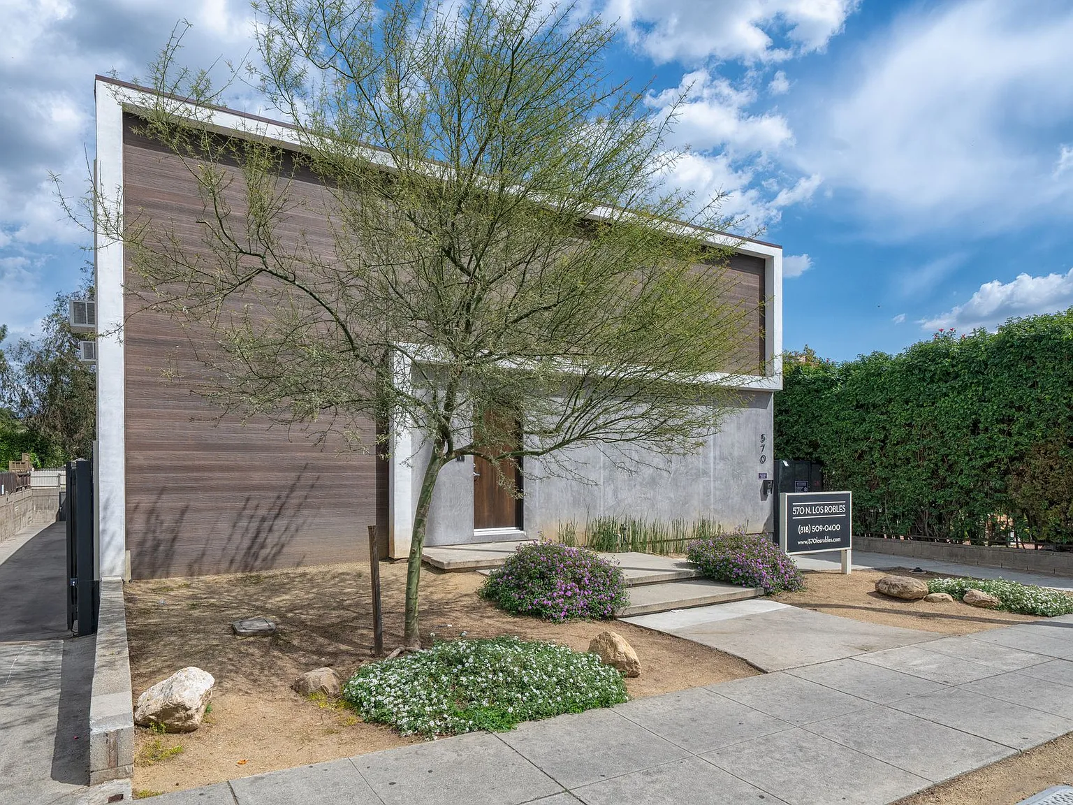 Mid-Century Pasadena Style with Modern Interiors 2B/1B — Photo 2