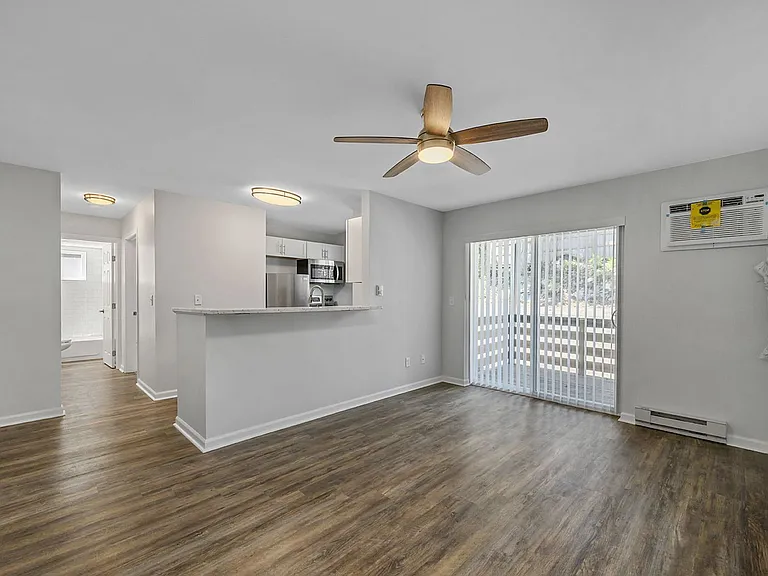 2557 Hackberry St #6 — Photo 2