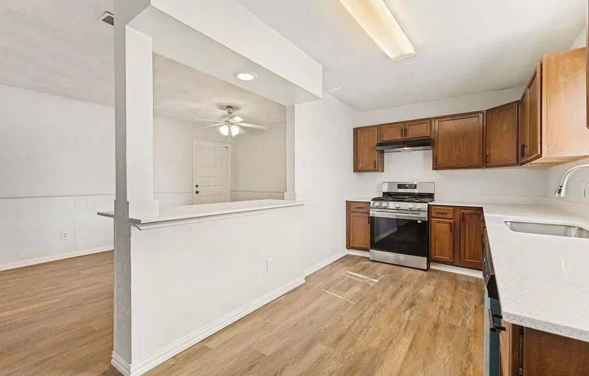 4 bed, 1400 sqft, $1,900 — Photo 3