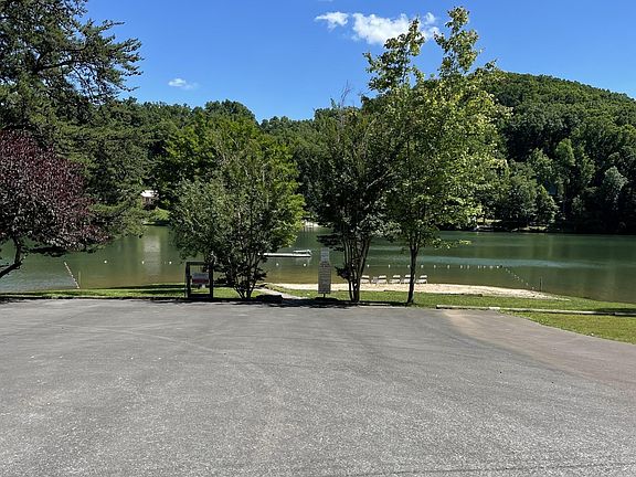 5th image of 681 Laurel Lake Cir