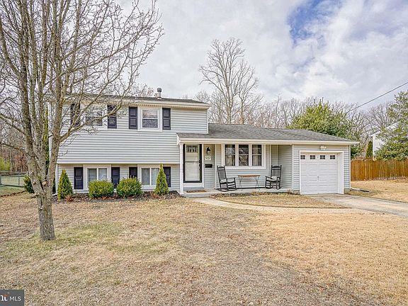 2nd image of 937 Lois Dr