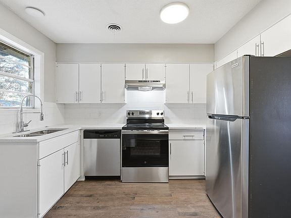 4th image of 902 E 11th St