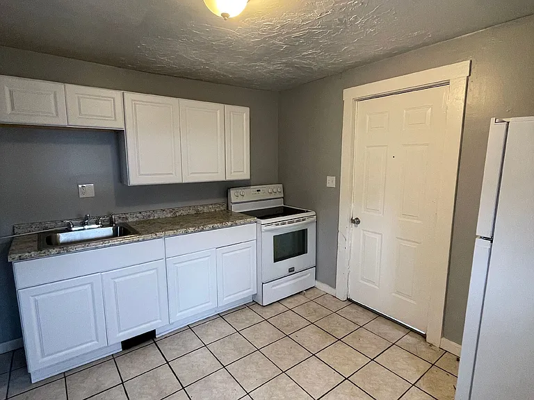 139 N Water Ave #2 — Photo 11