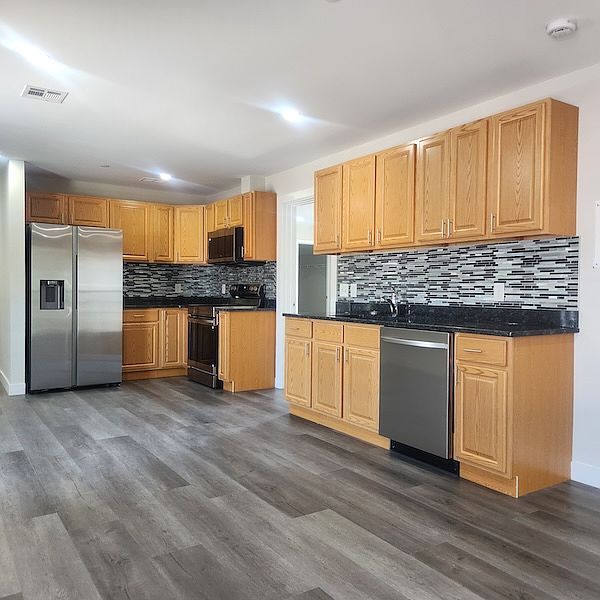 1st image of 880 Main St #3