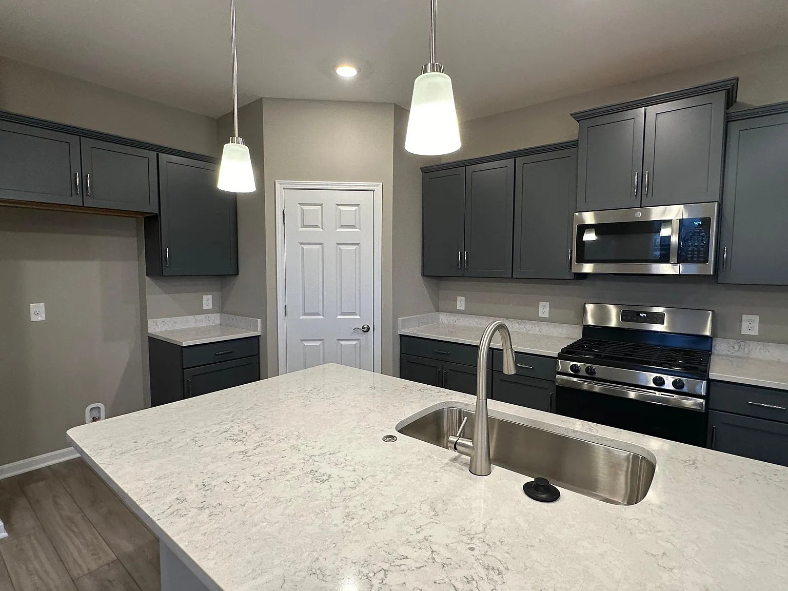 4 bed, 2639 sqft, $3,200 — Photo 3