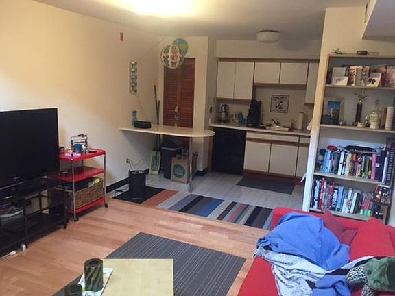 5th image of 1019 Bainbridge St APT 1A