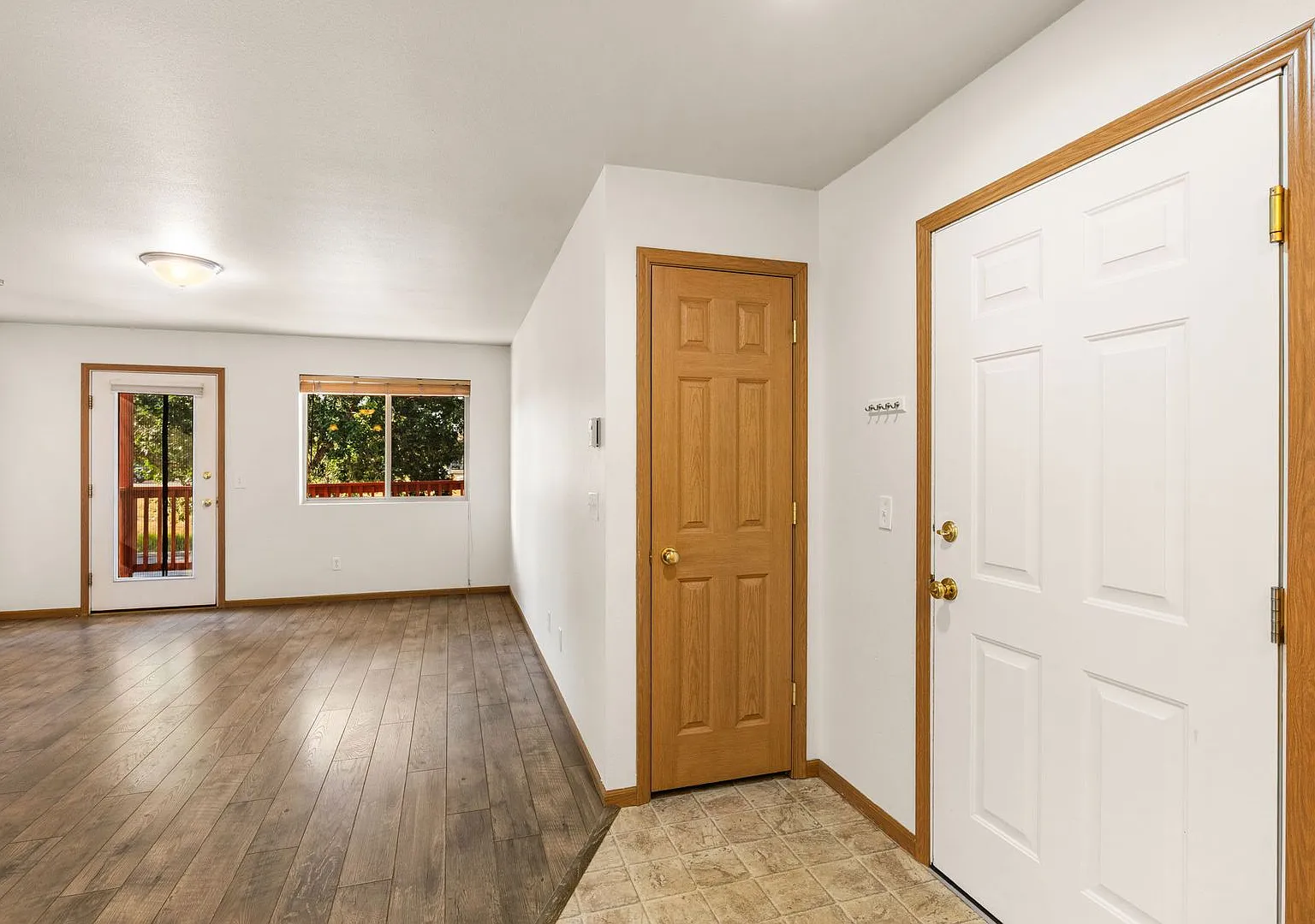 Cute 2 Bedroom 1.5 bath Condo — Photo 2