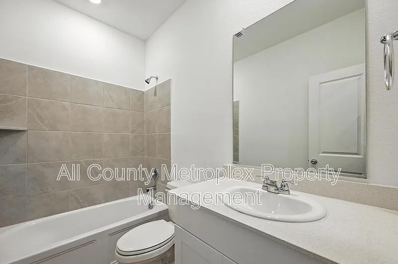 3 bed, 2.0 bath, 1602 sqft, $2,045 — Photo 4