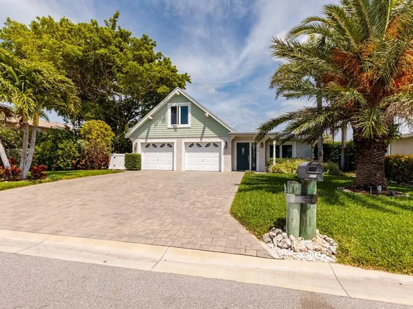 318 La Hacienda Dr, Indian Rocks Beach, FL 33785