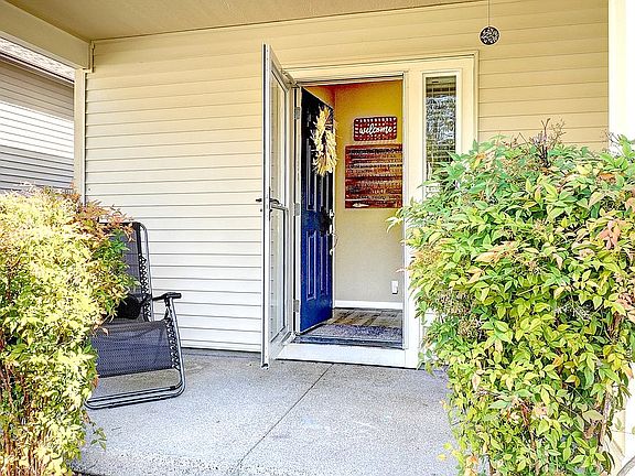 3rd image of 6226 Wesley Pl SE