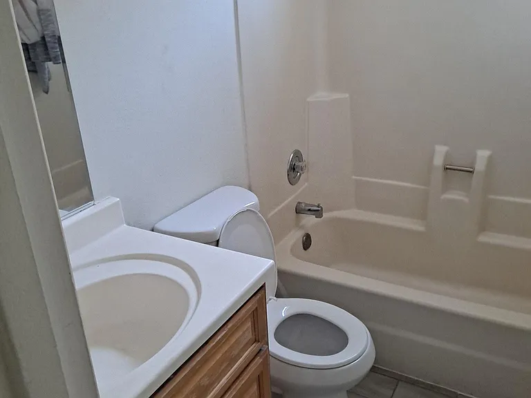 406 E Wickieup Ln — Photo 8