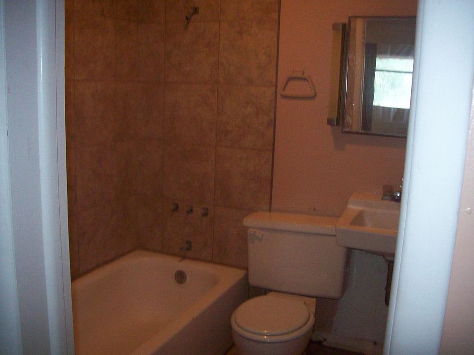 2nd image of 821 Main St APT 5